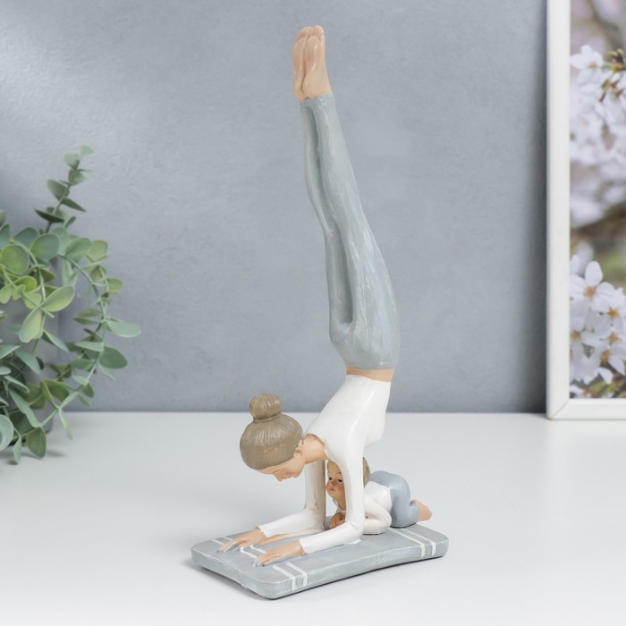 Сувенир полистоун  Сувенир полистоун "Мама в стойке на предплечьях, с малышом" бело-серый 24х6,5х11 см