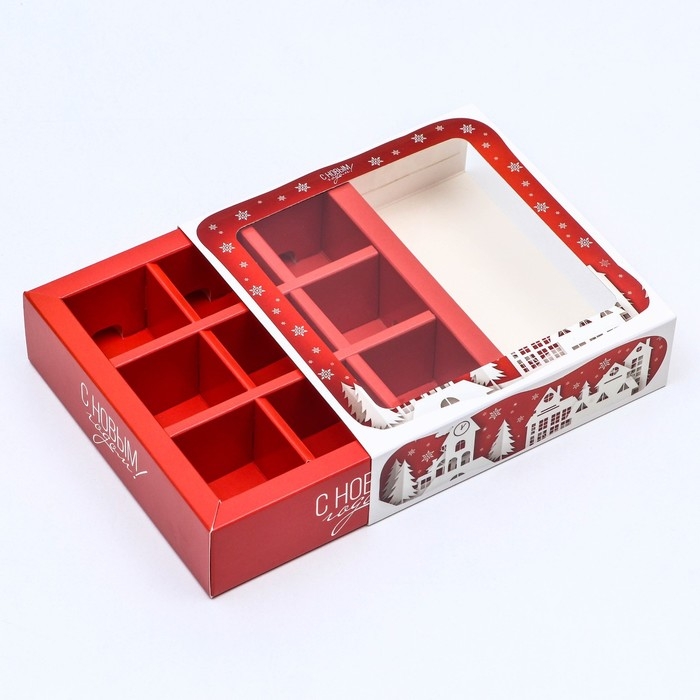 Новый год. Коробка для 9 конфет с обечайкой  Новый год. Коробка для 9 конфет с обечайкой "Дом Деда Мороза" подарочная новогодняя упаковка, 13,7 х 13,7 х 3,5 см.