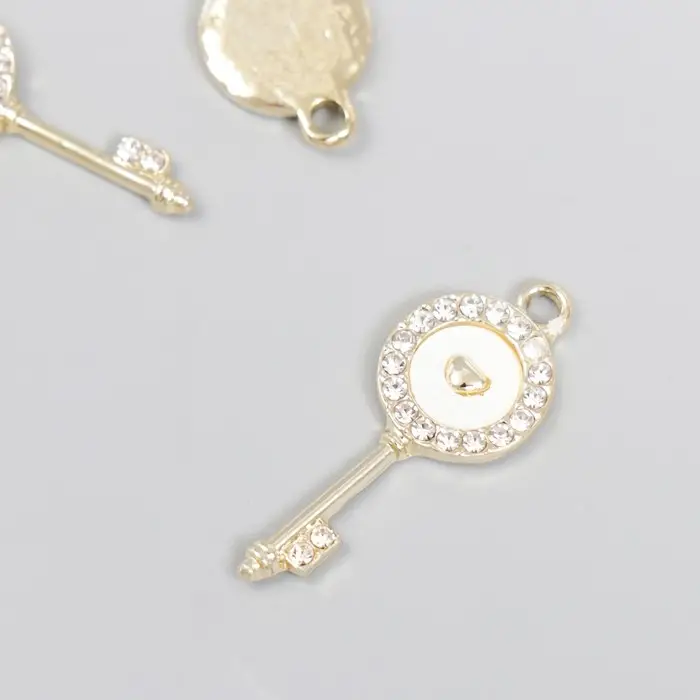 Металлический элемент, декоративная подвеска &laquo;Арт Узор. Ключик с сердцем в серединке&raquo;, эмаль, стразы, 3.1&times;1.3 см