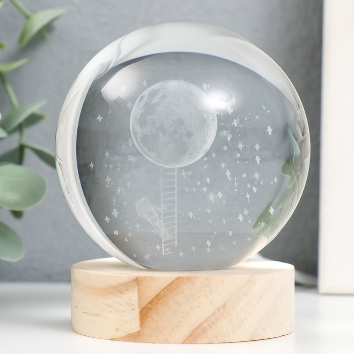 Сувенир стекло подсветка  Сувенир стекло подсветка "Дотянуться до луны" d=8 см подставка дерево, USB 8х8х9,5 см