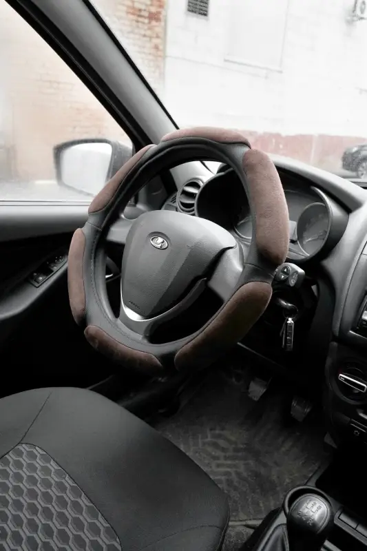 Спонжевая оплетка руля AVS SP-426M-BR ( размер M, коричневый) - Серия "Sponge"