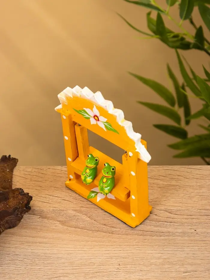 Сувенир "Лягушата на качелях" дерево 10х3,5х15 см, цв.  оранжевый Сувенир "Лягушата на качелях" дерево 10х3,5х15 см, цв.  оранжевый