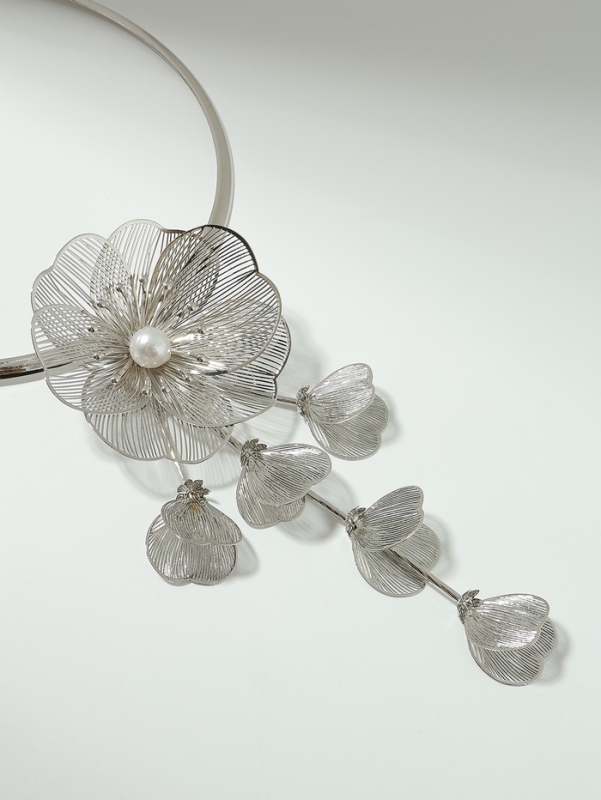 Набор 2 предмета: серьги, колье «Цветок» бусина и стразик, белый в серебре, d=14 см Набор 2 предмета: серьги, колье «Цветок» бусина и стразик, белый в серебре, d=14 см