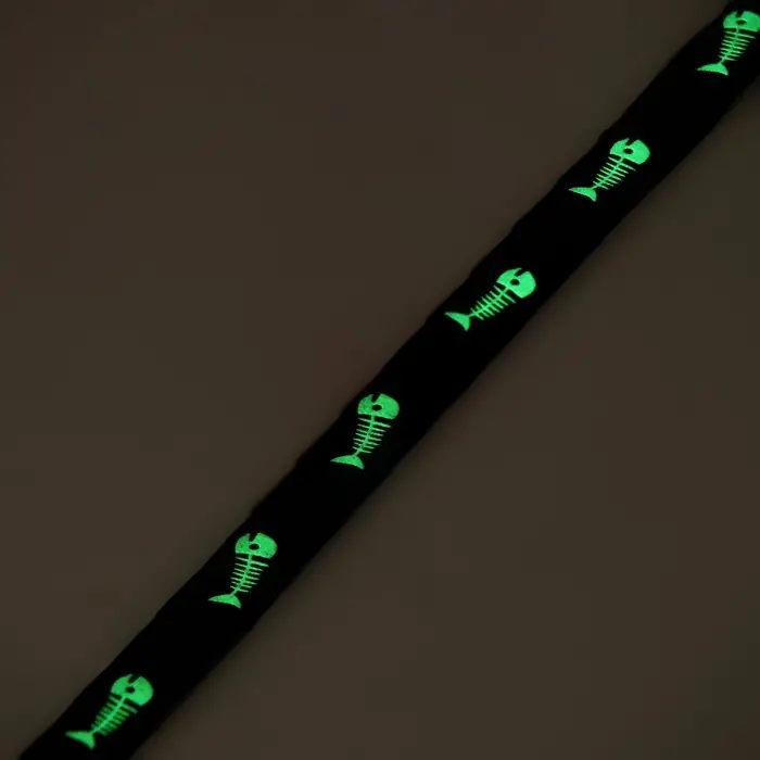 Ошейник для кошек &laquo;Рыбёшка&raquo;, 30&times;1 см, светящийся, с бубенчиком и подвесом, полиэстер, чёрный