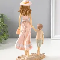 Сувенир полистоун "Мама в розовом платье и шляпке гуляют с сыном по пляжу" 23,5 см