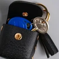 Брелок кожзам с карабином, с кистью "Сумочка. Котик" чёрный 5х2,5х6 см Брелок кожзам с карабином, с кистью "Сумочка. Котик" чёрный 5х2,5х6 см