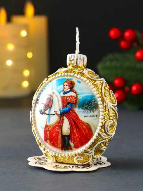 Свеча новогодняя "Шар узорный. Княгиня на коне" золотой 7,2х3,8х8,5 см
