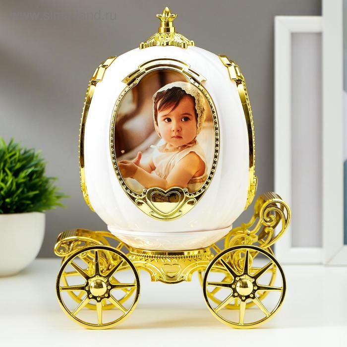 Фоторамка пластик 9х7,5 см музыка Фоторамка пластик 9х7,5 см музыка "Карета" белая с золотом 23х18х12,5 см