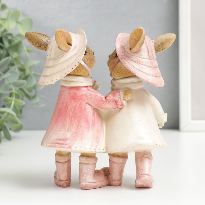 Сувенир полистоун Сувенир полистоун "Зайчики в шляпках и дождевиках, с цветком" 13,5х8х13 см