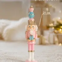 Фигурка полистоун &laquo;Щелкунчик в розовом мундире, с подарком&raquo;, 4.5&times;4.5&times;21 см
