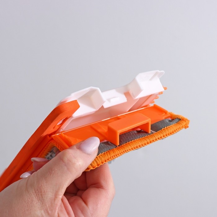 Швабра с отжимом, водосгоном и щёткой Raccoon, 2 насадки из микрофибры 50×11 см, стальная ручка 141 см