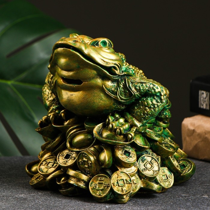 Копилка Копилка "Жаба на деньгах" зеленая с позолотой, 15х15х15см