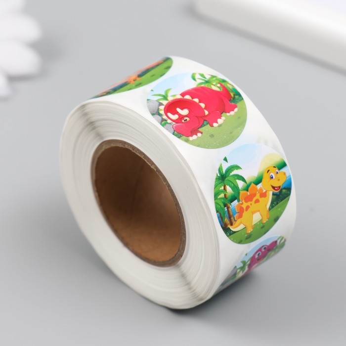 Наклейка бумага Наклейка бумага "Динозавры в джунглях" d=2,5 см 500 шт в рулоне 3х6,5х6,5 см