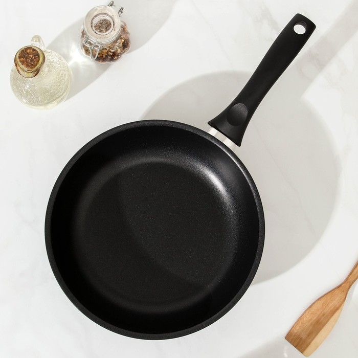 Сковорода «Традиция», d=24 см, пластиковая ручка, стеклянная крышка, антипригарное покрытие, цвет чёрный Сковорода «Традиция», d=24 см, пластиковая ручка, стеклянная крышка, антипригарное покрытие, цвет чёрный