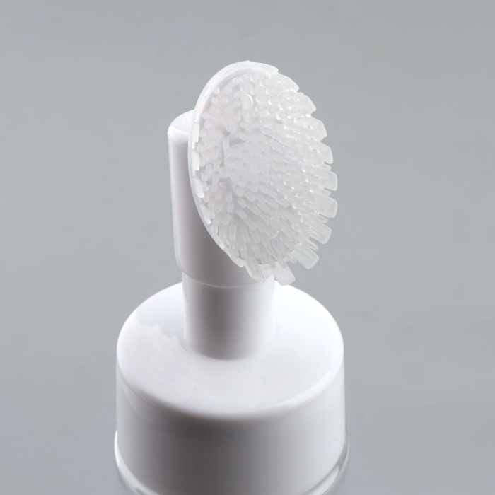 Бутылочка с щёткой для умывания, с дозатором, 150 мл, цвет белый/прозрачный