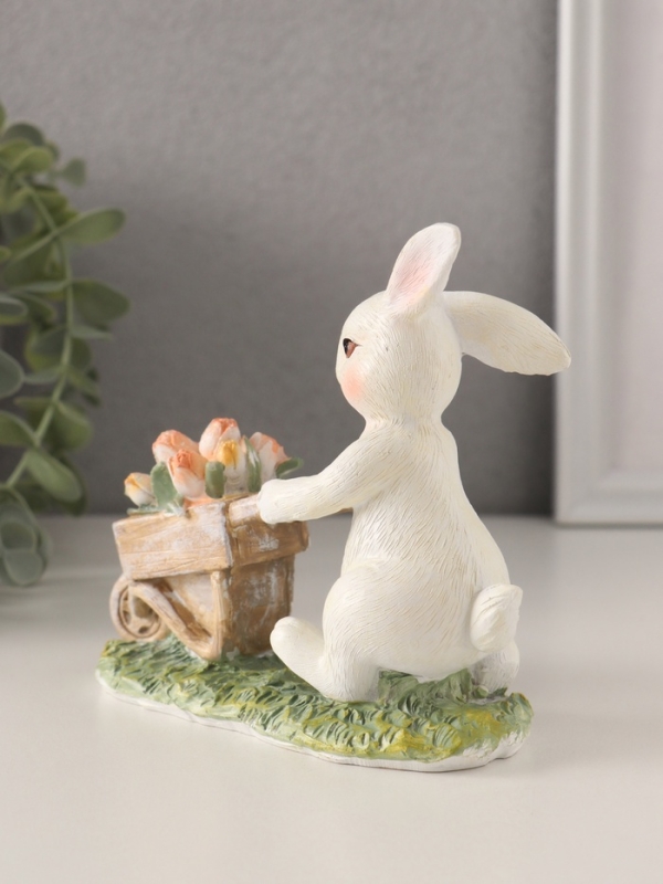 Сувенир полистоун  Сувенир полистоун "Кролик везет тележку с тюльпанами" 13,5х6х12 см