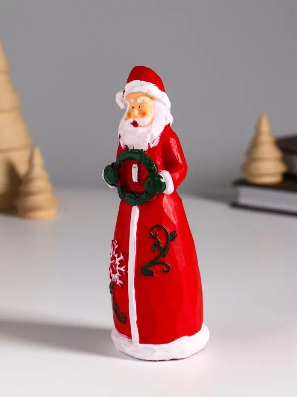 Сувенир полистоун  Сувенир полистоун "Дед Мороз в красном кафтане с венком/домиком" МИКС 5х4,5х14 см