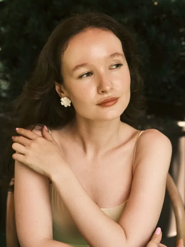 Серьги пластик &laquo;Распустившийся бутон&raquo;, сияние, белые