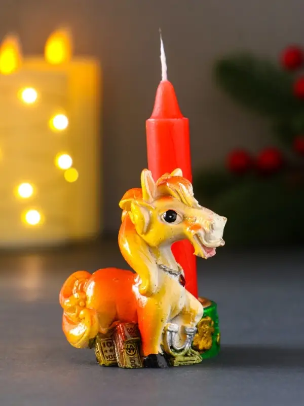 Подсвечник полистоун "Коняшка с банкнотами и подковой" d=2,3 см 5,3х4х6 см