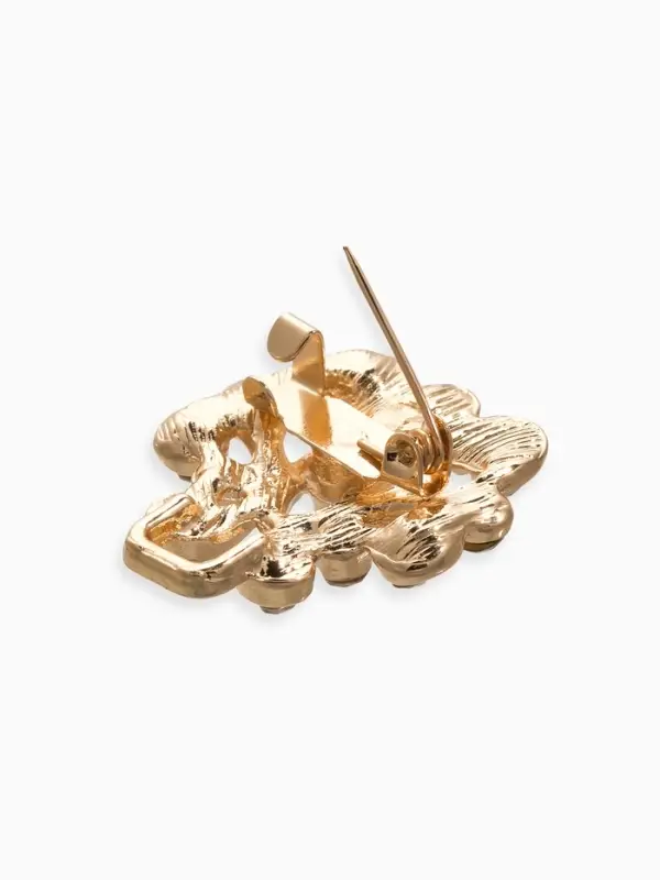 Зажим для кардигана Зажим для кардигана "Ажур", завитки, цвет белый в золоте