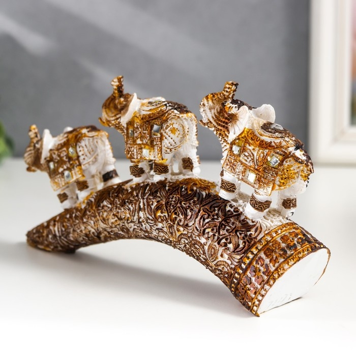 Сувенир полистоун Сувенир полистоун "Три белых слона с попоной из арабского ковра на роге" 9х4х17,5 см
