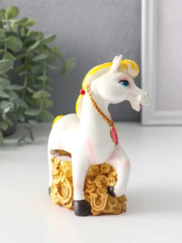 Копилка полистоун Копилка полистоун "Лошадка с ожерельем на золотых монетах" 10,5х5,5х12,8 см