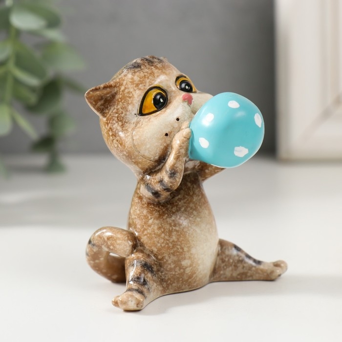 Сувенир полистоун лак Сувенир полистоун лак "Котишка надувает воздушный шар" 7х6х7 см