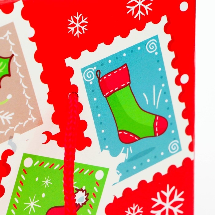 Новый год. Подарочная коробка Новогодняя Посылка "Бандероль" с веревочными ручками с анимацией 20 х 12 см.