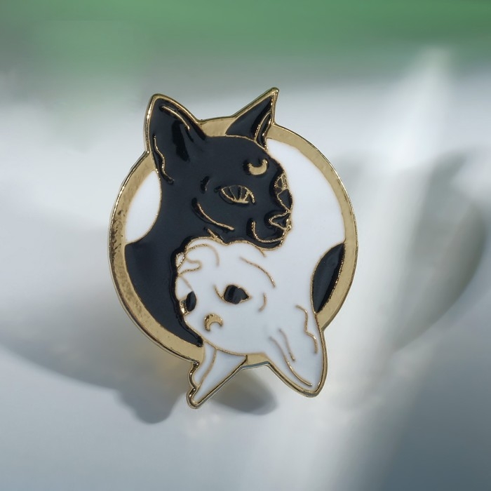 Значок «Коты» день и ночь, цвет чёрно-белый в золоте Значок «Коты» день и ночь, цвет чёрно-белый в золоте