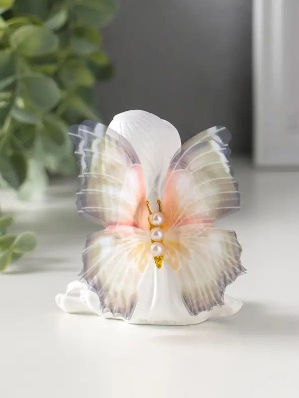 Сувенир полистоун "Девочка-бабочка с золотым кулоном" белый 5,5х8х9 см