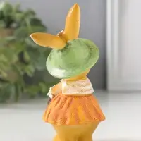 Сувенир полистоун "Зайка в рыжем сарафане и зелёной шляпке, с корзиной цветов" 4,5х4х10,5 см   10915