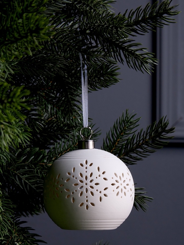 Елочный шар Елочный шар "Снежинки" 9х9х9.8 см, 1 LED, LR44x3(в компл.), свечение тёплое белое