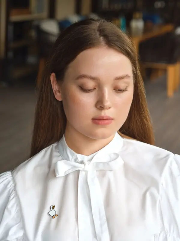 Значок &laquo;Гусь&raquo;, с ножом, бело-оранжевый в чёрном металле