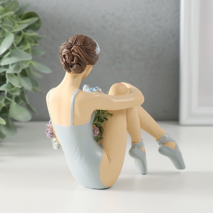 Сувенир полистоун  Сувенир полистоун "Балерина с охапкой сиреневых цветов" 12,5х7х12 см