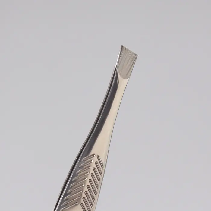 Пинцет для коррекции бровей, скошенный, узкий, 9 см Пинцет для коррекции бровей, скошенный, узкий, 9 см