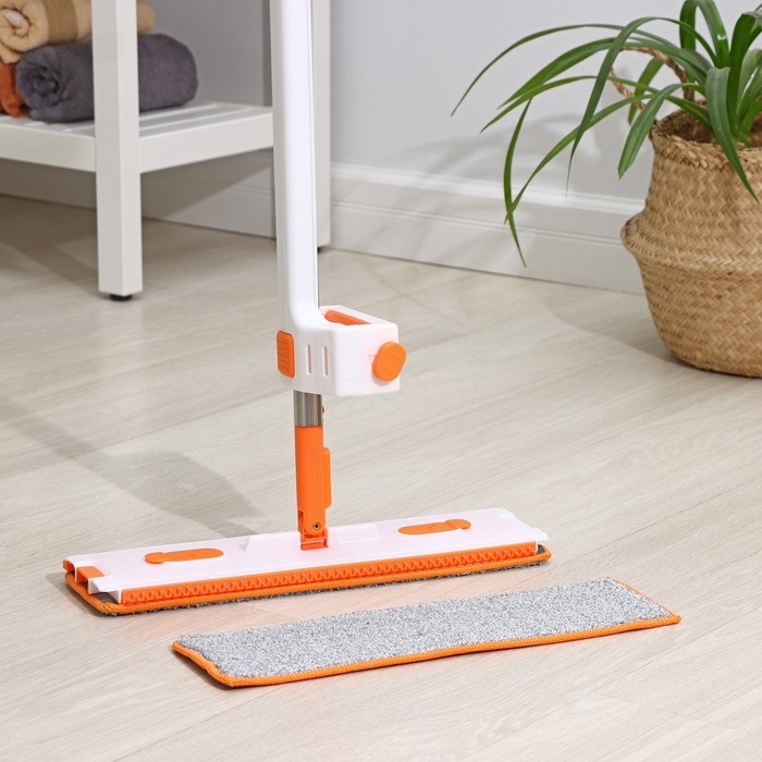 Швабра с отжимом, водосгоном и щёткой Raccoon, 2 насадки из микрофибры 42×11,5 см, стальная ручка 134 см