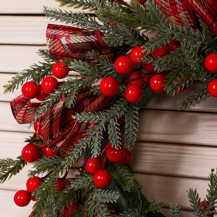 Венок новогодний d- 30 см  Венок новогодний d- 30 см "Уютная сказка" клетчатые ленты ягоды