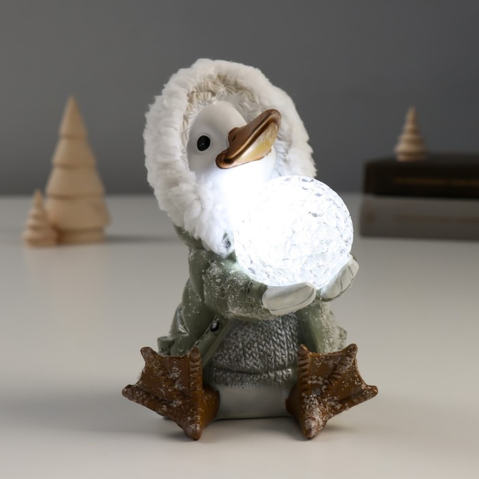 Сувенир полистоун свет Сувенир полистоун свет "Гусь в шубке с капюшоном со снежком" 10х10х14 см