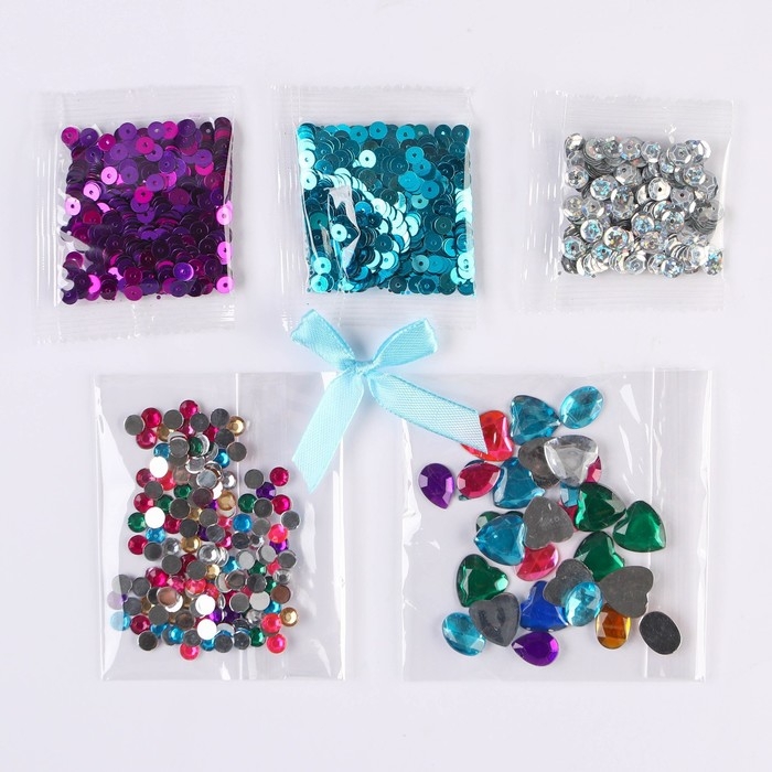 Аппликация пайетками Холодное сердце, 3 цвета пайеток, бантик, А4 Аппликация пайетками Холодное сердце, 3 цвета пайеток, бантик, А4