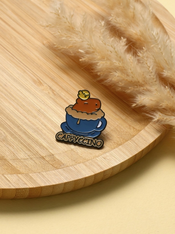 Значок «Капибара» капучино, оранжево-синий в чёрном металле Значок «Капибара» капучино, оранжево-синий в чёрном металле