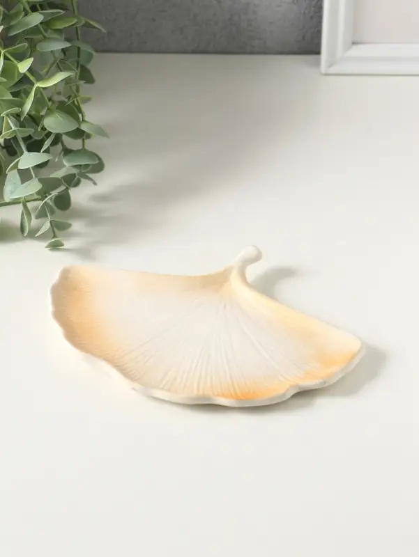 Подставка для мелочей &laquo;Листок&raquo;, 1&times;18&times;11 см, белая с позолотой