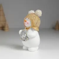 Фигурка полистоун &laquo;Снеговик в шапке с помпошками, с новогодним венком&raquo;, 5.5&times;4&times;10 см