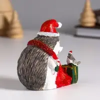 Фигурка полистоун &laquo;Ёжик в красном колпак и шарфе, с подарком и птичкой&raquo;, 8.5&times;5&times;9.5 см