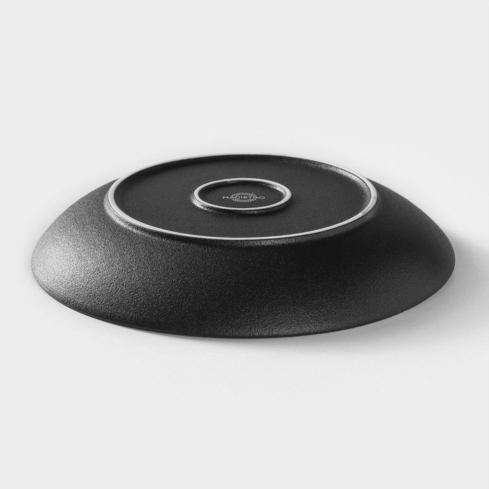 Тарелка фарфоровая Magistro Line, d=25,5 см, цвет чёрный Тарелка фарфоровая Magistro Line, d=25,5 см, цвет чёрный