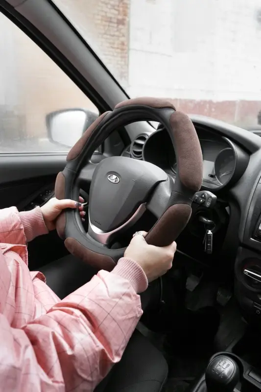 Спонжевая оплетка руля AVS SP-426M-BR ( размер M, коричневый) - Серия "Sponge"