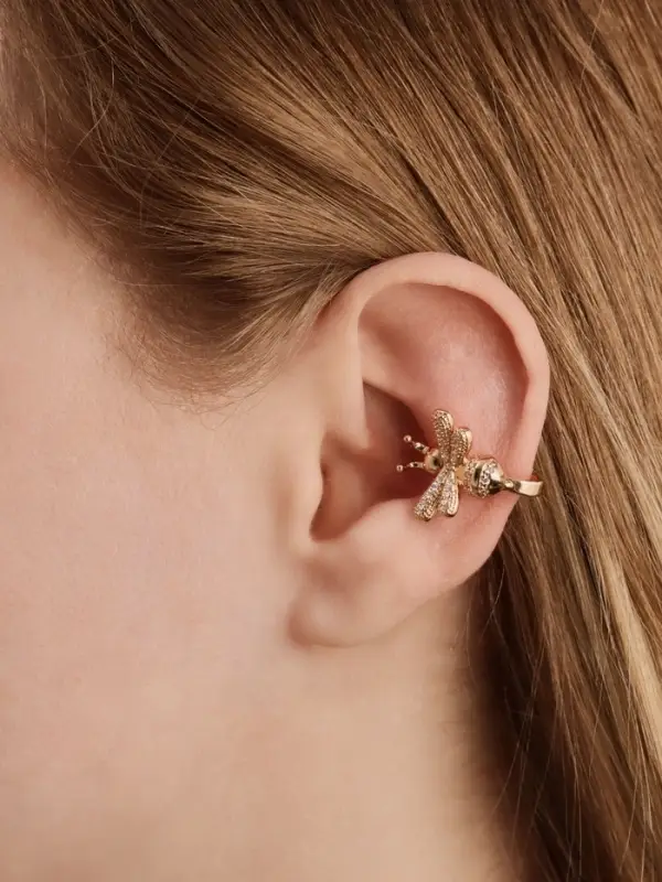 Серьга кафф &laquo;Пчела&raquo;, белая в золоте