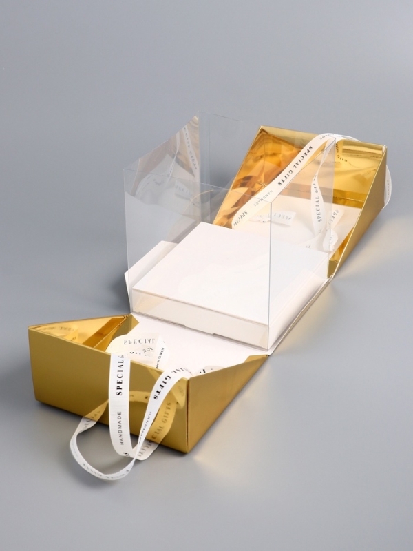 Коробка под бенто-торт с ленточками, золотая , 15,5 х 15,5 х 16 см Коробка под бенто-торт с ленточками, золотая , 15,5 х 15,5 х 16 см