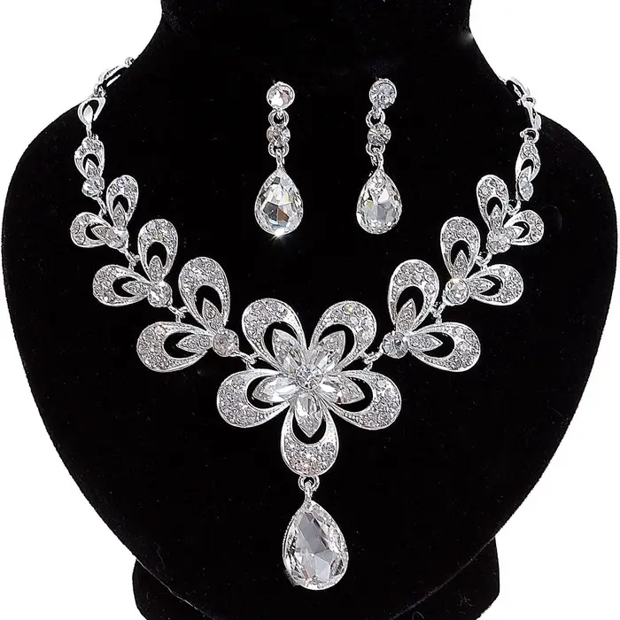 Набор 2 предмета: серьги, колье, цветок, белый в серебре, 45 см