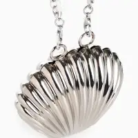 Сумка мини-клатч на магните, в форме ракушки, жёсткий корпус, на длинной цепочке, серебристая