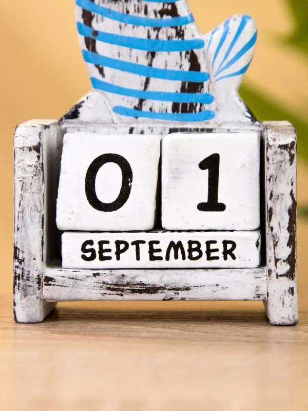 Календарь настольный "Полосатый кот" дерево 7х4х14 см, цв.  серо-голубой